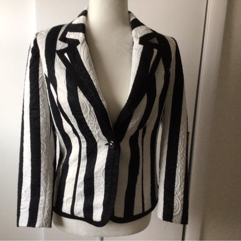 TRICOTTO BLACK AND WHITE  TEXTURED BLAZER- SIZE SMALL